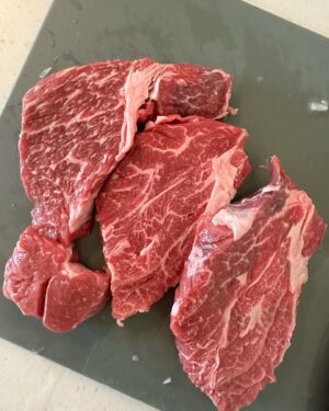 Oh Sang-jin Instagram - 어제저녁 끓여둔 주말의 카레 🍛

버터와 양파로 카라멜라이즈드 베이스 만듬 (버터는 이래도 되나싶을 정도의 양으로)
갠적으로 작은 건더기를 좋아해서 잘게 썬 감자와 당근을 준비
호화스럽게 투뿔 등심을 숭덩숭덩
감칠맛을 위해 토마토도 풍덩 넣어줌 (토마토 없으면 치킨 스톡이나 동전 육수로 간을 해도 좋아요)
잘 저어가며 뭉근하게 끓여서 카레 루를 녹여내면 완성!

주말 내내 밥에 얹어 잘 먹어야지

#오상진의요리스타그램