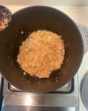 Oh Sang-jin Instagram - 어제저녁 끓여둔 주말의 카레 🍛

버터와 양파로 카라멜라이즈드 베이스 만듬 (버터는 이래도 되나싶을 정도의 양으로)
갠적으로 작은 건더기를 좋아해서 잘게 썬 감자와 당근을 준비
호화스럽게 투뿔 등심을 숭덩숭덩
감칠맛을 위해 토마토도 풍덩 넣어줌 (토마토 없으면 치킨 스톡이나 동전 육수로 간을 해도 좋아요)
잘 저어가며 뭉근하게 끓여서 카레 루를 녹여내면 완성!

주말 내내 밥에 얹어 잘 먹어야지

#오상진의요리스타그램