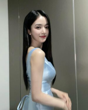 Oh Se-young Instagram - 👗💙

@kim.rmi 언니덕에 이쁜 드레스입고 룰루 ~
@ouioui_seonhye 
@sming_g 
언니들 저 드디어 사진 올려요 힛🫶🏻

숨쉬기 힘들었지만 예뻤던 ...☺️
이제 오늘이 70부다.. 많이 왔다.. 캬