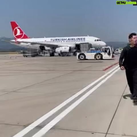 Okan Çabalar - 1.3K Likes - TOP GUN MAVERİCK İN TURKEY …yürüyüşten iki sn sonra beyaz çizgiyi geçtiğim için güvenliğin LAAAAYN sesleriyle alıyorlardı beni 🤦🏻♂️