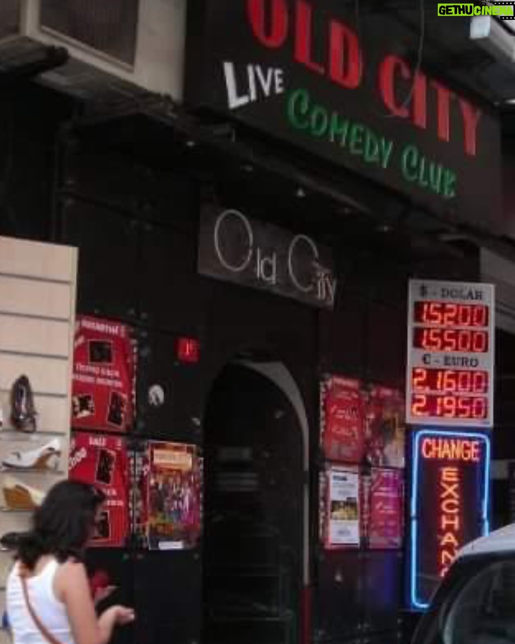 Okan Çabalar - 171 Likes - İlk yazdığım oyunla (haleti ruhiye) dört arkadaş el ele verip sahne aldığımız o çok büyülü zamanların çok sihirli mekanıydı Beyoğlu Comedy Old City Clup. Sahibi sevgili Ali Biber Abimizin hep iyi niyetli gönlü bol ve sonsuz desteğini hiç unutmadık elbette ama maalesef her güzel çoğu yer gibi bu mekanda kapanalı yıllar oldu ...bi de son olarak dolara bak dolara 2009:) @asli_sahin @egemenbalkanli @alibibers. yönetmenimiz sevgili hocam @sumruyavrucuk a sonsuz teşekkürler ve saygılar ne olduysa sayesinde olmuştur 🙏