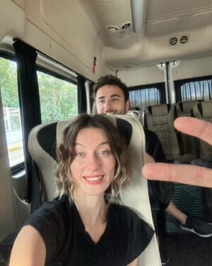Olcay Yusufoğlu Instagram - Fevkaladenin fevkinde bir turneydi. Emeği geçenlere sonsuz şükran ve bol kalp bol kucaklama. 
 

 Eksi On Altı Kolektif’in beş şehir, binin üzerinde seyirci bolca anı biriktirdiği “Kadın Oyunları Festivali” sona erdi. 
Şimdi sırada yeni heyecanlar🍀