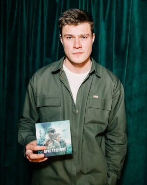 Oleg Gaas Instagram - На премьере фильма «Чернобыль»
Это  очень честное, пронзительное, сложное кино о людях, которые столкнулись с этой трагедией! 
В этом фильме виден гигантский труд талантливой съемочной группы. Видно как все неравнодушны и заряжены режиссёром-бульдозером @danilakozlovsky
Потрясающая операторская работа 
@kseniasereda, живая, нервная камера👏

Светлая память ликвидаторам, врачам и физикам ядерщикам!
В кино с 15-го апреля!
.
.
.
Костюм: @meowone.brand
Фото: @wmjru

#чернобыльфильм #премьерачернобыль #кино #шифр