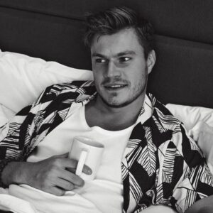 Oleg Gaas Instagram - «Нужно уметь отдыхать или учиться этому»
До сих пор не понимаю: 
у меня сильная усталость или слабая мощность¿)
Пока с этим разбирался,организм закричал : «Э…Осади,а» и включился постельный режим: пилюли,капельницы и т.д ! Пришлось остановиться бежать…
Но что нас не убивает,то делает нас БОГАТЫРЕЕ!!!
Решил послушаться врача и разрешил себе ничего не делать,ненавижу это занятие,но сейчас оно у меня прекрасно получается. Не ожидал,что можно настолько всего не успеть и не сделать и не переживать поэтому по-поводу. 

Поэтому не унываем,снег идёт пушистый,год грядёт красивый 2022,да и сами мы не промах! 
Всех с наступающим и здоровья в ВАШ дом!!!
Находите время для себя. Мы едениственное,что у себя есть)
.
.
.
.
.
📸@elenarezvova
#олеггаас #oleggaas #бытьдобру
#ворожуснимаюпорчу #постельныйрежим