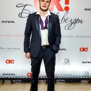 Oleg Gaas Instagram - Совершенно, забываю рассказывать Вам где был, что делал, зачем делал.
Практически живу в самолёте,но обещаю исправиться. 
24-го ноября прилетел Киев-Варшава-Москва,успел разодеться в пух и прах у крутых @johnvarvatos ,отыграть любимый спектакль «Механика любви» и пойти на премию «Больше чем Звезды», журнала @okmagazine_ru и улететь обратно ,только уже через Стамбул. 4 страны за день🙄 
благодарю🙏 @vadim_vernik за приглашение,было сочно!
🕴🏻
@johnvarvatos @crocuscitymall