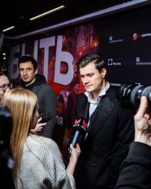 Oleg Gaas Instagram - Не прошло и месяца как я собрался выложить фото с премьеры  фильма «Быть».
Кто уже видел наше детище делитесь впечатлениями,а кто ещё не успел,значит всем быть на «Быть», и лучше всей семьёй!

Спасибо создателям и всей съёмочной группе за неравнодушие и добрый посыл,которым мы попытались наполнить это кино!
@alexander.kovtunets спасибо за доверие и поздравляю Вас с дебютом!

Отдельную благодарность выражаю команде @jit_moscow 
С которыми мы создали этот «чертовски» красивый ,двубортный смокинг с пиковыми лацканами !(видите теперь какие слова знаю).
Всем добра и света!!!
#бытьдобру #фильмбыть  #сезонхурмы🍅