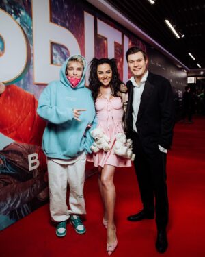Oleg Gaas Instagram - Не прошло и месяца как я собрался выложить фото с премьеры  фильма «Быть».
Кто уже видел наше детище делитесь впечатлениями,а кто ещё не успел,значит всем быть на «Быть», и лучше всей семьёй!

Спасибо создателям и всей съёмочной группе за неравнодушие и добрый посыл,которым мы попытались наполнить это кино!
@alexander.kovtunets спасибо за доверие и поздравляю Вас с дебютом!

Отдельную благодарность выражаю команде @jit_moscow 
С которыми мы создали этот «чертовски» красивый ,двубортный смокинг с пиковыми лацканами !(видите теперь какие слова знаю).
Всем добра и света!!!
#бытьдобру #фильмбыть  #сезонхурмы🍅