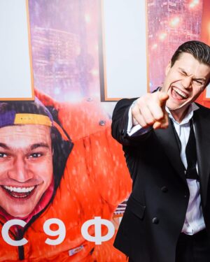 Oleg Gaas Instagram - Не прошло и месяца как я собрался выложить фото с премьеры  фильма «Быть».
Кто уже видел наше детище делитесь впечатлениями,а кто ещё не успел,значит всем быть на «Быть», и лучше всей семьёй!

Спасибо создателям и всей съёмочной группе за неравнодушие и добрый посыл,которым мы попытались наполнить это кино!
@alexander.kovtunets спасибо за доверие и поздравляю Вас с дебютом!

Отдельную благодарность выражаю команде @jit_moscow 
С которыми мы создали этот «чертовски» красивый ,двубортный смокинг с пиковыми лацканами !(видите теперь какие слова знаю).
Всем добра и света!!!
#бытьдобру #фильмбыть  #сезонхурмы🍅
