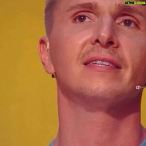 Oleg Malashkin Instagram - Вопреки всему происходящему! Пусть музыка будет сильнее всего и дает надежду на ЖИЗНЬ! Хочу поделиться прекрасными выступлениями участников проекта @tvshowvsevmeste @weitmedia 

Юная и такая талантливая @ermakovamusic 🧚🏻‍♂️🎶🎤 #лучшеевтебе @polnaeva_official