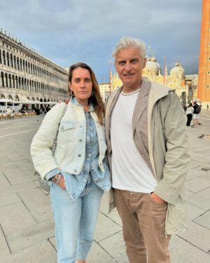 Oleg Tinkov Instagram - Siamo andati a Venezia❤️
Questa volta abbiamo visto Venezia con occhi diversi, gente del posto, @venetoguide Padre Alexey, ad esempio, ci ha mostrato una Venezia diversa. Non sapevo che lì ci fossero anche le reliquie di San Nicola🙏. Abbiamo incontrato per strada tanti vecchi e nuovi amici russi, sono contrari alla guerra e alla dittatura, il 9 maggio è utile ricordare che la guerra è un inferno.