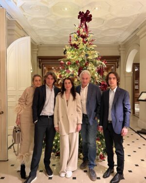 Oleg Tinkov Instagram - I wish you a Merry Christmas and a great (which is it) Birthday to myself 🤩. Today is December,25, the first day when the dark lost to the Light🙏 The “past” and barbarians were always lost. Enjoy your days, good people🎁