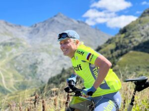 Oleg Tinkov Instagram - Реабилитируюсь на е-монтаунбайке. #e-mtb это целый отдельный мир, столько возможностей! Можно подниматься на 3.500м куда на обычном веле не заедешь, делать офпист спуски, и обычные экстремальные трайлы. Есть где словить адреналин тоже. Видится мне, будущее за электрическими моунтанбайками.
Даже катаясь 🚴🏽, война не выходит из головы, жалко людей, которые гибнут каждый день, без единой на то, причины. #нетвойне