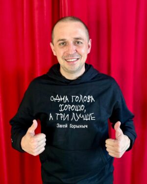 Oleg Vereshchagin Instagram - Сегодня я хочу познакомить вас с проектом «Доброшрифт» (@dobroshrift) - важной и нужной инициативой, запущенной пять лет назад во Всемирный день поддержки людей с церебральным параличом.

Буквы на моей толстовке- это уникальный шрифт, созданный 33 детьми с ДЦП. Благодаря поддержке людей, которые каждый год присоединяются к проекту, уже 8,5 тысяч детей получили помощь, многие из них проходят регулярные курсы реабилитации.

Если вы хотите тоже помочь детям с ДЦП, то переходите на сайт dobroshrift.ru, на котором можно сделать пожертвование или приобрести мерч со своей уникальной надписью.

Давайте вместе делать добро и помогать тем, кто нуждается в нашей поддержке!

#verishch #ОлегВерещагин #доброшрифт #подарокангелу