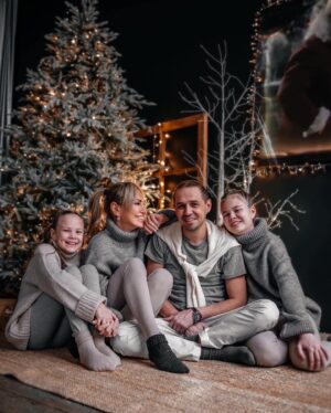 Oleg Vereshchagin Instagram - От семьи Верещагиных поздравляем всех вас с НОВЫМ 2023 ГОДОМ!!!🎄🎅🏼🎁🥳🥳🥳
Желаем, чтобы он был… ЧТОБЫ ОН БЫЛ!!! И мы были! И все было хорошо!!!🌟🌟🌟🌟🌟