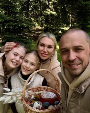 Oleg Vereshchagin Instagram - С Праздником Светлой Пасхи от нас, Верещагиных!!!🌟🌟🌟
Здоровья, любви и достатка в ваши дома!!!🙏🏼
Иисус Воскрес! 💫

#пасха #Пасха2024 #спраздником