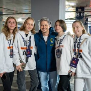 Oleksandr Pedan Instagram - Пост про ментальне здоровʼя.
Однією з важливих тем НеЛекцій, з якою їздимо до наших дітей разом із громадською організацією UMIND @umind_ngo та @unicef_ukraine, є розмова про ментальне здоров’я. Відверто скажу, був здивований, що діти більш жваво і адекватно говорять на цю тему, аніж батьки.

У мене був випадок, коли на одній з НеЛекцій мама дитини сказала, що не вірить у важливість ментального здоров’я і вважає депресію в дітей вигадкою. Я запитав, чи переживала вона коли-небудь стрес. Відповідь була неочікуваною: «Ні я, ні моя дитина ніколи не відчували стрес» 🙁

Батьки, дуже прошу не говорити про такі речі за вашу дитину. Звісно, не слід самостійно ставити діагноз «депресія», адже це може зробити тільки спеціаліст. Якщо у вас або вашої дитини є ознаки тривожності, які тривають понад два тижні, то слід звернутися до професіонала — психолога чи психотерапевта.

Лишаю основні ознаки депресії, за якими зможете помітити проблему:
 • зміна ваги;
 • порушення сну;
 • незвичний і постійний смуток або дратівливість;
 • раптова втрата інтересу до занять, які завжди подобалися;
 • млявість;
 • зниження самооцінки;
 • відчуття безнадійності;
 • думки про самогубство або спроби його вчинити. 

Залишаю список безкоштовних гарячих ліній для отримання психологічної допомоги👌🏼
 • Платформа ЮНІСЕФ “Поруч”
 • Онлайн-платформа “Розкажи мені“. Анкета для заявки за посиланням: tellme.com.ua

Закликаю говорити з дітьми на ці теми та не применшувати їхнє значення.