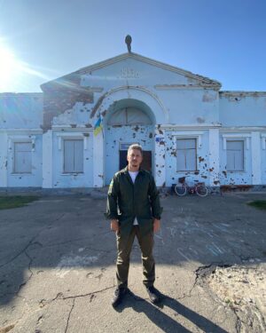 Oleksandr Pedan Instagram - Знову з'їздили на фронт. Важливо, що відчув і побачив. Ділюсь думками 💭

Військові не скажуть, але вони дуже втомились. Ми бачили хлопців і дівчат, які не були вдома вже близько півтора року. Півтора року без найдорожчого - обіймів і поцілунків від близьких людей. 

Цього разу поїхали невеликим складом - Юра Мончак @yuramagician, Ілія Корман @iliya_korman, Бампер і Сус @bamperisus зі своєю гумористичною програмою. Мета незмінна - по максимуму перезавантажити військових 🙏🏼

4 дні. 9 виступів. Від галявини в лісі, на якій зібралось понад 300 бійців 95-ої бригади, до 15-ти хлопців з 8-го полку в підвалі поблизу Бахмуту. Завершили це дійство на Купʼянському напрямку. Один із виступів був за 10 кілометрів від селища Гроза за день до того, як сталася трагедія😢

На початку виступу перед тобою втомлені та сповнені сумом очі військових. А після невеличкого концерту бачиш лише усмішки. В такі моменти розумієш, що мета досягнута, адже кажуть, що тепер “нам є про що говорити одне з одним”. Незвично, але фокуси, ілюзії, а також Бампер і Сус, що фактично говорять голосом комбата, дуже сильно зайшли нашим хлопцям і дівчатам. 

До чого я веду? До того, що всі артисти зараз мають зібратися докупи й почати їздити до наших воїнів. Не обов'язково на передову. Є багато підрозділів, які зараз знаходяться на відновленні в тилу й так само потребують уваги. 

Окремо звертаюся до цивільних. Ми в жодному випадку не маємо права втомлюватися. Тому що вони там щодня продовжують “не втомлюватися”. Їм потрібна наша допомога, увага й підтримка. Ось вам приклад. На одном з фото - барбер Артур з Хмельницького (фото 3) @barber.khm, який щомісяця приїжджає до 36-го батальйону та стриже голови й бороди хлопцям, повертаючи їм відчуття звичного. 

Варіантів безліч. Не втомлюємося, продовжуємо працювати. Війна, на жаль, триває. І вона в дуже активній фазі. 

Дякую команді й військовим, які тепло прийняли. Слава Україні 🇺🇦