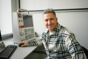 Oleksandr Pedan Instagram - Розпочали зйомки нового проєкту «КоледжCheck»

Після двох сезонів проєкту «УніверCheck» ми з командою зрозуміли важливість і необхідність висвітлення професійно-технічної освіти в Україні 🎓

Знімаємо новий сезон освітнього тревел-шоу «КоледжCheck», де будемо розповідати про важливість та можливості навчання в коледжах та закладах профтехосвіти. 

Ми вирішили змінити формат — я відповідатиму за комунікацію з батьками, розвінчування стереотипів щодо навчання в коледжах. 

За розкриття усіх таємниць коледжів візьметься моя донька та партнерка по шоу Лера @pedanlera разом з українськими блогерами, які є кумирами для нашої молоді. До речі, пишіть, кого хочете побачити👇

Кожен освітній заклад — новий блогер та нова спеціальність! 

Стартували з Сум @vstup.mfk_sumdu . Наша мета — показати, що у випускників коледжів було, є й буде дуже багато можливостей для роботи. Адже після перемоги нам будуть необхідні робочі руки для відбудови держави 🙌🏼