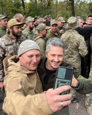 Oleksandr Pedan Instagram - Знову з'їздили на фронт. Важливо, що відчув і побачив. Ділюсь думками 💭

Військові не скажуть, але вони дуже втомились. Ми бачили хлопців і дівчат, які не були вдома вже близько півтора року. Півтора року без найдорожчого - обіймів і поцілунків від близьких людей. 

Цього разу поїхали невеликим складом - Юра Мончак @yuramagician, Ілія Корман @iliya_korman, Бампер і Сус @bamperisus зі своєю гумористичною програмою. Мета незмінна - по максимуму перезавантажити військових 🙏🏼

4 дні. 9 виступів. Від галявини в лісі, на якій зібралось понад 300 бійців 95-ої бригади, до 15-ти хлопців з 8-го полку в підвалі поблизу Бахмуту. Завершили це дійство на Купʼянському напрямку. Один із виступів був за 10 кілометрів від селища Гроза за день до того, як сталася трагедія😢

На початку виступу перед тобою втомлені та сповнені сумом очі військових. А після невеличкого концерту бачиш лише усмішки. В такі моменти розумієш, що мета досягнута, адже кажуть, що тепер “нам є про що говорити одне з одним”. Незвично, але фокуси, ілюзії, а також Бампер і Сус, що фактично говорять голосом комбата, дуже сильно зайшли нашим хлопцям і дівчатам. 

До чого я веду? До того, що всі артисти зараз мають зібратися докупи й почати їздити до наших воїнів. Не обов'язково на передову. Є багато підрозділів, які зараз знаходяться на відновленні в тилу й так само потребують уваги. 

Окремо звертаюся до цивільних. Ми в жодному випадку не маємо права втомлюватися. Тому що вони там щодня продовжують “не втомлюватися”. Їм потрібна наша допомога, увага й підтримка. Ось вам приклад. На одном з фото - барбер Артур з Хмельницького (фото 3) @barber.khm, який щомісяця приїжджає до 36-го батальйону та стриже голови й бороди хлопцям, повертаючи їм відчуття звичного. 

Варіантів безліч. Не втомлюємося, продовжуємо працювати. Війна, на жаль, триває. І вона в дуже активній фазі. 

Дякую команді й військовим, які тепло прийняли. Слава Україні 🇺🇦