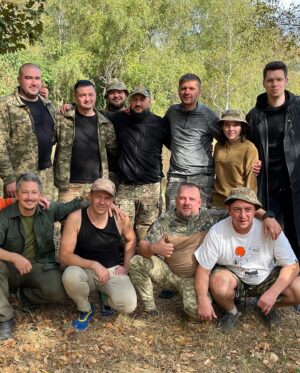 Oleksandr Pedan Instagram - Знову з'їздили на фронт. Важливо, що відчув і побачив. Ділюсь думками 💭

Військові не скажуть, але вони дуже втомились. Ми бачили хлопців і дівчат, які не були вдома вже близько півтора року. Півтора року без найдорожчого - обіймів і поцілунків від близьких людей. 

Цього разу поїхали невеликим складом - Юра Мончак @yuramagician, Ілія Корман @iliya_korman, Бампер і Сус @bamperisus зі своєю гумористичною програмою. Мета незмінна - по максимуму перезавантажити військових 🙏🏼

4 дні. 9 виступів. Від галявини в лісі, на якій зібралось понад 300 бійців 95-ої бригади, до 15-ти хлопців з 8-го полку в підвалі поблизу Бахмуту. Завершили це дійство на Купʼянському напрямку. Один із виступів був за 10 кілометрів від селища Гроза за день до того, як сталася трагедія😢

На початку виступу перед тобою втомлені та сповнені сумом очі військових. А після невеличкого концерту бачиш лише усмішки. В такі моменти розумієш, що мета досягнута, адже кажуть, що тепер “нам є про що говорити одне з одним”. Незвично, але фокуси, ілюзії, а також Бампер і Сус, що фактично говорять голосом комбата, дуже сильно зайшли нашим хлопцям і дівчатам. 

До чого я веду? До того, що всі артисти зараз мають зібратися докупи й почати їздити до наших воїнів. Не обов'язково на передову. Є багато підрозділів, які зараз знаходяться на відновленні в тилу й так само потребують уваги. 

Окремо звертаюся до цивільних. Ми в жодному випадку не маємо права втомлюватися. Тому що вони там щодня продовжують “не втомлюватися”. Їм потрібна наша допомога, увага й підтримка. Ось вам приклад. На одном з фото - барбер Артур з Хмельницького (фото 3) @barber.khm, який щомісяця приїжджає до 36-го батальйону та стриже голови й бороди хлопцям, повертаючи їм відчуття звичного. 

Варіантів безліч. Не втомлюємося, продовжуємо працювати. Війна, на жаль, триває. І вона в дуже активній фазі. 

Дякую команді й військовим, які тепло прийняли. Слава Україні 🇺🇦