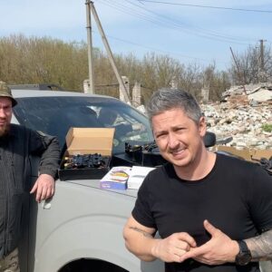 Oleksandr Pedan Instagram - Звітую про поїздку до військових і збір на мій День народження 🙌🏼 

Ми назбирали 151 тисячу гривень. Закупили 9 FPV-дронів з батареями та ще 3 нам подарували. 

Разом із @kostya_detkovskiy, @s.stahoff, @iliya_korman, @yuramagician та Ігорем Білим поїхали на передову особисто передати допомогу. 
 
Куп’янський напрямок. Передали 36-му батальйону 6 дронів і навіть зробили маленький концерт для волонтерів, які безперервно, незважаючи на небезпеку, роблять укриття для того, щоб наші військові могли відновитися.

Далі в нас була Донецька область: Лиман, Святогорськ. Дали кілька концертів там. 

Херсонщина. Також передали 6 дронів 86-му батальйону. І зробили концерт. 

Загалом проїхали три тисячі кілометрів, відвідали більше десяти підрозділів, дали близько десяти концертів. Підняли настрій і військовим, і собі. Віддячили їм за роботу. 

У свою чергу хлопці та дівчата з передової дякують вам за допомогу. За те, що не зупиняєтесь, підтримуєте і продовжуєте донатити. 

Окремо подяка волонтерам, які в Кривому Розі відремонтували нам бус, інакше ми б нікуди не доїхали 🫠

Висновки. Коротко. Роботи там дуже багато. Хлопці та дівчата щоденно, щохвилини ризикують життям. Ми бачили, що відбувається після того, як в будинок, де ми проводили багато вечорів, прилітає КАБ і від нього не лишається нічого, окрім вирви. 

Тому бачите збір – донатьте. Хлопці віддячать 💪🏼
 
Слава Україні!