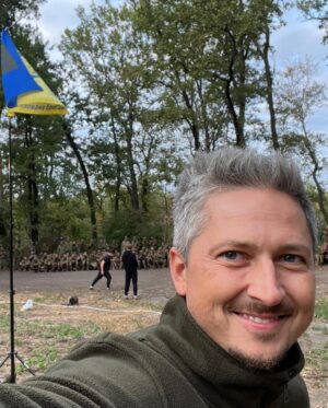 Oleksandr Pedan Instagram - Знову з'їздили на фронт. Важливо, що відчув і побачив. Ділюсь думками 💭

Військові не скажуть, але вони дуже втомились. Ми бачили хлопців і дівчат, які не були вдома вже близько півтора року. Півтора року без найдорожчого - обіймів і поцілунків від близьких людей. 

Цього разу поїхали невеликим складом - Юра Мончак @yuramagician, Ілія Корман @iliya_korman, Бампер і Сус @bamperisus зі своєю гумористичною програмою. Мета незмінна - по максимуму перезавантажити військових 🙏🏼

4 дні. 9 виступів. Від галявини в лісі, на якій зібралось понад 300 бійців 95-ої бригади, до 15-ти хлопців з 8-го полку в підвалі поблизу Бахмуту. Завершили це дійство на Купʼянському напрямку. Один із виступів був за 10 кілометрів від селища Гроза за день до того, як сталася трагедія😢

На початку виступу перед тобою втомлені та сповнені сумом очі військових. А після невеличкого концерту бачиш лише усмішки. В такі моменти розумієш, що мета досягнута, адже кажуть, що тепер “нам є про що говорити одне з одним”. Незвично, але фокуси, ілюзії, а також Бампер і Сус, що фактично говорять голосом комбата, дуже сильно зайшли нашим хлопцям і дівчатам. 

До чого я веду? До того, що всі артисти зараз мають зібратися докупи й почати їздити до наших воїнів. Не обов'язково на передову. Є багато підрозділів, які зараз знаходяться на відновленні в тилу й так само потребують уваги. 

Окремо звертаюся до цивільних. Ми в жодному випадку не маємо права втомлюватися. Тому що вони там щодня продовжують “не втомлюватися”. Їм потрібна наша допомога, увага й підтримка. Ось вам приклад. На одном з фото - барбер Артур з Хмельницького (фото 3) @barber.khm, який щомісяця приїжджає до 36-го батальйону та стриже голови й бороди хлопцям, повертаючи їм відчуття звичного. 

Варіантів безліч. Не втомлюємося, продовжуємо працювати. Війна, на жаль, триває. І вона в дуже активній фазі. 

Дякую команді й військовим, які тепло прийняли. Слава Україні 🇺🇦