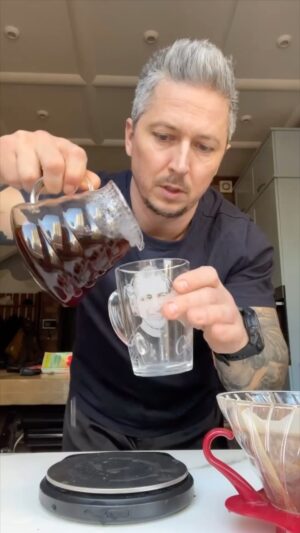 Oleksandr Pedan Instagram - Ділюся своєю любов’ю до кави та лайфхаком, як самостійно варити фільтр 👌🏼

Розібʼємо стереотип, що це складно? 

Вам знадобиться: 
✅ Воронка V60. Для початку беріть пластикову. 
✅ Фільтр під воронку (1-2 розмір).
✅ Кава. Дуже багато класних українських обсмажників. Мій топ: «Foundation» @foundation.coffee.roasters (Одеса), «Фунт кави» @funtcoffee (Дніпро), «Bacara» @bacara_coffee (Чернівці) і «Nuance» @nuance.coffee (Київ)

Обов’язково купуєте каву під фільтр! 

Рецепт приготування: 
✍🏼 На 100 мл води – 6 г змеленої кави. Зазвичай я варю 300 мл фільтр-кави і засипаю 18-20 г кави. Температура води 91-95° C – це ідеально для заварки. Якщо у вас немає термометра, то закипʼятить чайник та відкрийте кришку, почекайте 3 хвилини і за цей час вона охолоне до потрібної температури. 

Спочатку потрібно залити 50 г кави та почекати 20-30 секунд. Ви одразу відчуєте аромат ☕️

Спокійно виливаємо залишки води у воронку. Слідкуйте, щоб над кавою завжди було 1-1.5 см води. 

Смакуємо 😍 Це дуже легко, смачно та економно!
