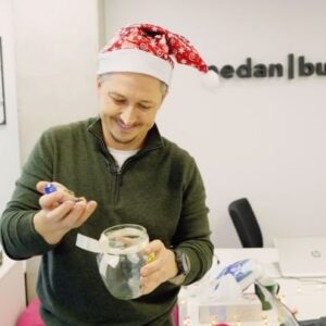 Oleksandr Pedan Instagram - Сьогодні Україна відзначає світле свято Різдва Христового. Але не забуваймо, що така можливість є лише завдяки українським Збройним силам. Ці титани мужньо та невтомно захищають нас на полі бою, тож маємо бути надійним тилом і підтримувати їх попри все.

Ми в @pedanburo разом із колегами з @umind_ngo відкрили банку й поклали туди 100 000 грн. Запрошуємо й вас долучитися до збору. 10 січня усі зібрані кошти ми передамо волонтену @s_sternenko, а далі вони підуть на FPV дрони для підсилення наших захисників. 

Посилання на банку залишаємо в шапці профілю, або ж скануйте qr-код на відео. Будемо раді будь-якій комфортній сумі, адже малих донатів не буває. 

Слава Україні і з Різдвом Христовим.