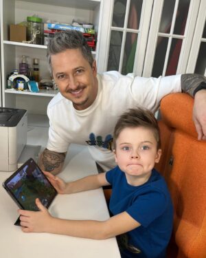 Oleksandr Pedan Instagram - Як поговорити з дітьми про російський контент? 

Насправді будь-яке споживання російського контенту йде на користь нашому ворогу. Кожен перегляд їхніх відео – це зароблені ними гроші, які вони потім витрачають на зброю для армії, що прийшла на нашу територію 🙅‍♂️

Дітям важко пояснити всі ці деталі. Тому я говорю про мову ворога. Також наголошую, що всі блогери, які підтримують росію, автоматично стають спонсорами війни. 

Я намагаюся прищеплювати, що все українське — це модно. Але тут має бути комплексна історія. І держава, і медійні особистості мають зробити величезний крок для того, щоб наш контент був якісним та цікавим 🔥

З цією метою ми з командою @pedanburo стали партнерами «Суспільного Мовлення» @suspilne.media і розробили YouTube-канал «Колайдер» @collider.ua, де є три формати: пізнавальний, батли між блогерами та дуже корисна інформація щодо безпечного користування інтернетом. Це все в легкій сучасній формі. Батьки, дуже раджу показати ці відео своїм дітям. 

Не забувайте банити російський контент. А українське — підтримуйте 🤝🏼🇺🇦