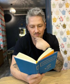 Oleksandr Pedan Instagram - Відверто про українську поезію 🇺🇦
 
Хочу похвалитися: нещодавно команда подарувала мені неймовірну колекцію українських поетів. 

Одразу скажу, що ніколи не був на «ти» з нашою поезією. Бо мені так само, як і багатьом, радянською пропагандою спаплюжили ставлення до українського. Завжди здавалося, що українська поезія сумна й тільки про те, що болить. 

Спойлер: я глибоко помилявся. Прочитав лише частину книг, але з перших рядків припав до душі Василь Симоненко. Неймовірний український поет, який за своїх неповних 29 років написав безліч красивих, глибоких, патріотичних віршів 😍 І стільки патріотизму, скільки було в ньому в ті важкі часи репресій, — це дещо неймовірне. Саме такі люди й зберегли нашу Україну, традиції, душу, ДНК 🇺🇦 

Якщо ви хочете познайомитися з українськими поетами, раджу почати з мого улюбленого українського поета — Василя Симоненка.

Гортайте карусель і зберігайте мій топ його віршів 👉🏼