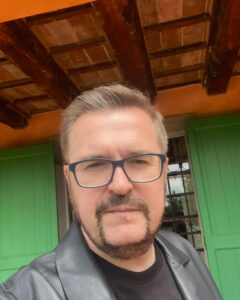 Oleksandr Ponomarov Instagram - З Днем зенитно-ракетних військ України ! 
Вітаю словами нової пісні !✊🏻

Станем браття разом 
Ми плечем до плеча 
За соборну міцну Україну
Допоможе нам Бог і Марія Свята 
Захистити свою Батьківщину 

І розквітне в світах наша рідна земля 
Незалежна і вільна держава 
Вороги всі підуть по шляху  корабля 
Українському воїнству -слава !
(с)