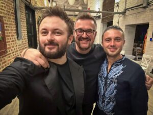 Oleksandr Ponomarov Instagram - Приїхали на твій День народження, Кузьма ! Повітряна тривога не дала заспівати! Але ми тут , відмічаємо твою Днюху і співаємо разом - горить палає і іще спалахуй ! Руській корабль іди гей, гей ! 
Пам’ятаємо…