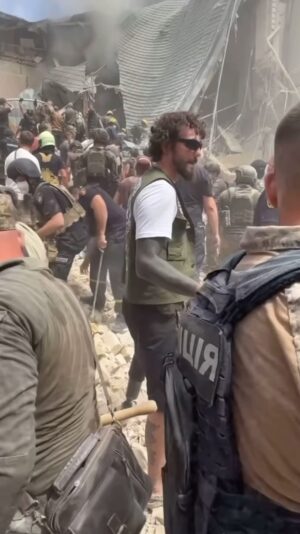Oleksii Arestovych Instagram - - Ветеран с протезом помогает разбирать завалы в «Охмадете».

Сообщают, что это - Артем Грот, воевал в составе Сил специальных операций.

#арестович