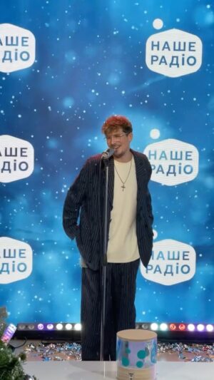 Oleksii Zavgorodnii Instagram - Вітаю всіх з Різдвом! ✨🎄

Вмикайте сьогодні святковий концерт @nasheradioua, підспівуйте й заряджайтеся гарним настроєм під нову версію «Спалахів»!
