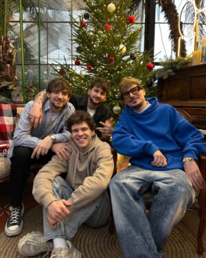 Oleksii Zavgorodnii Instagram - Середній вік людей на цьому фото —  25 років.

Майже стільки років я знаходжусь всередині українського шоубізнесу. Як артист і продюсер я захоплююся тим, як молоді митці вносять вклад у розвиток музичної сцени. Їхня здатність до експериментів, сміливість у вираженні ідей і відданість своїй справі — це те, що рухає нашу індустрію вперед.

Приємно бути в діалозі поколінь. Саме через нього ми можемо вчитися, рости та розвиватися разом.

Накидайте в коментарі, кого з молодих виконавців ви слухаєте?