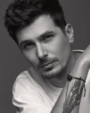 Oleksii Zavgorodnii Instagram - Давно в мене не було такого гарного портрету в профілі. Все це справа рук @michael_fedorak у межах благодійного фотопроєкту «Оберіг України».

Кожен оберіг зроблено з 5 грамів вугілля, видобутого гірниками на глибині понад 1 000 метрів на вугільних шахтах Донецької області.

Приходьте завтра, 17 серпня, на виставку в ТРЦ Gulliver, де будуть представлені перші браслети-обереги. Дякую за запрошення амбасадора проєкту @verniaiev13.