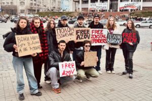 Oleksii Zavgorodnii Instagram - Сьогодні відбувся черговий мітинг на підтримку захисників Маріуполя, що знаходяться в неволі, й інших полонених.

Нам дуже шкода, що зараз українці мають такий сумний та болісний привід зібратися разом. Проте водночас ми пишаємося нашою єдністю та небайдужістю, коли постає питання про повернення військовополонених та підтримку їхніх сімей.

Для нас важливо, щоб наші герої та їхні родини знали: ми памʼятаємо про них, ми вдячні їм і чекаємо вдома кожного.

Закликаємо всіх приєднуватися до майбутніх мітингів, щоб висловити свою підтримку. Боріться за наших військових так само, як вони боряться за нас.

Шукайте деталі про розклад акцій на сторінці @azovstalfamilies 

Дякуємо за фото @elkeewe.