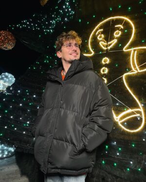Oleksii Zavgorodnii Instagram - У Новий рік дивлюсь з усмішкою. Як і той хлопчик з фотографії 1996 року, я вірю в краще. Вірю в щасливі сім’ї, наших військових і в кожного, хто допомагає нужденним. Вірю в музику й важливість культури. Вірю в себе й обіцяю розпочати новий рік з приємних новин.

Бажаю всім українцям, щоб кожен день був сповнений сімейного тепла, затишку й позитива. Нехай цей рік буде часом радості, усмішок та любові. Спільно робімо його найкращим у житті. Надихаємось і допомагаємо ЗСУ. Слава Україні!