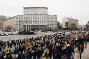 Oleksii Zavgorodnii Instagram - Сьогодні відбувся черговий мітинг на підтримку захисників Маріуполя, що знаходяться в неволі, й інших полонених.

Нам дуже шкода, що зараз українці мають такий сумний та болісний привід зібратися разом. Проте водночас ми пишаємося нашою єдністю та небайдужістю, коли постає питання про повернення військовополонених та підтримку їхніх сімей.

Для нас важливо, щоб наші герої та їхні родини знали: ми памʼятаємо про них, ми вдячні їм і чекаємо вдома кожного.

Закликаємо всіх приєднуватися до майбутніх мітингів, щоб висловити свою підтримку. Боріться за наших військових так само, як вони боряться за нас.

Шукайте деталі про розклад акцій на сторінці @azovstalfamilies 

Дякуємо за фото @elkeewe.