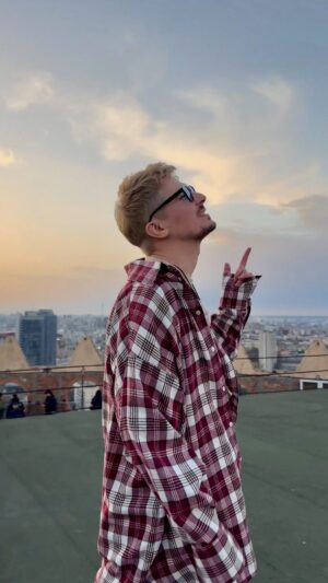 Oleksii Zavgorodnii Instagram - «А може, хочеш?» вже в ТОП 40 Apple Music 🔥
Обіймаю всіх до хрусту!