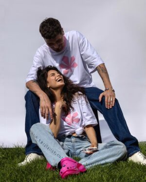 Oleksii Zavgorodnii Instagram - Декілька фактів про мерч POSITIFF x @fanbolkashop:

1. Перший дроп є благодійним. Весь прибуток ми відправимо на потреби ЗСУ.
2. Спочатку ми не планували робити мерч з таким дизайном, але запитів після кліпу «Спалахи» було так багато, що таки наважилися! Тепер це моя улюблена тішка.
3. Хоч ми поділили розміри на чоловічий і жіночий, фактично футболки є унісекс. Звертайте увагу на розмірну сітку, вказану в сантиметрах, щоб підібрати кращий варіант. Або обирайте одразу обидва, адже на 2 футболки діє знижка)
4. Знаю, як багато бажаючих придбати футболку, зараз знаходяться закордоном, тому ми зробили міжнародну доставку.
5. Футболки в лімітованій кількості будуть представлені на @kurazh.kyiv у цю неділю. Тож, приходьте на примірку. А якщо ви не в Києві, заходьте на сайт @fanbolkashop за посиланням у профілі.

Напишіть у коментарях, хто вже придбав футболку, і що ще хотіли б бачити в мерчі від мене 🙌🏻