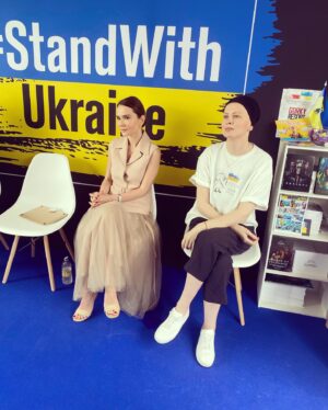 Olena Lavreniuk Instagram - В Українському павільйоні у Каннах відбулась панельна дискусія на тему ролі жінок в українській та світовій кіноіндустрії . Приїхавши на фестиваль у мене була підготовлена зовсім інша промова, але побачивши на власні очі як російська пропаганда у вигляді культури намагається просочитись та вести свою вбивчу пропаганду ні про що інше говорити не могла. Тому головний мій меседж « Підтримуйте жінок індустрії , які були професіоналами у своїй справі у себе вдома, але тимчасово зараз знаходяться за кордоном, поможіть конкретно з роботою, а не співчувайте , а також бойкотуйте і не впускайте у свій дім ,у своє серце , та на світові майданчики російську культуру , яка є частиною пропаганди» Слава Україні🇺🇦 Спікерами були Ірина Громозда( режисер), Лариса Гутаревич( продюсер), Сахраа Карим( афганський кінорежисер , сценарист)