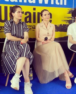 Olena Lavreniuk Instagram - В Українському павільйоні у Каннах відбулась панельна дискусія на тему ролі жінок в українській та світовій кіноіндустрії . Приїхавши на фестиваль у мене була підготовлена зовсім інша промова, але побачивши на власні очі як російська пропаганда у вигляді культури намагається просочитись та вести свою вбивчу пропаганду ні про що інше говорити не могла. Тому головний мій меседж « Підтримуйте жінок індустрії , які були професіоналами у своїй справі у себе вдома, але тимчасово зараз знаходяться за кордоном, поможіть конкретно з роботою, а не співчувайте , а також бойкотуйте і не впускайте у свій дім ,у своє серце , та на світові майданчики російську культуру , яка є частиною пропаганди» Слава Україні🇺🇦 Спікерами були Ірина Громозда( режисер), Лариса Гутаревич( продюсер), Сахраа Карим( афганський кінорежисер , сценарист)