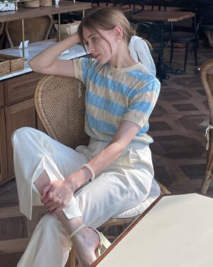 Olena Sydorchuk Instagram - Elevating my style with the timeless duo of beige and blue. 💙🌟
5/17~5/19일까지 아이아이, 카이의 샘플세일이 온 오 프라인에서 진행 됩니다. @eyeye.official 에서 자세한 내용 확인해 주세요 :)

@eyeye.official #아이아이 #eyeye
#외국인모델 #외국인모델에이전시 #프리랜서모델 #광고 #협찬 #부츠컷슬랙스코디 #부츠컷슬랙스