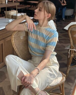 Olena Sydorchuk Instagram - Elevating my style with the timeless duo of beige and blue. 💙🌟
5/17~5/19일까지 아이아이, 카이의 샘플세일이 온 오 프라인에서 진행 됩니다. @eyeye.official 에서 자세한 내용 확인해 주세요 :)

@eyeye.official #아이아이 #eyeye
#외국인모델 #외국인모델에이전시 #프리랜서모델 #광고 #협찬 #부츠컷슬랙스코디 #부츠컷슬랙스