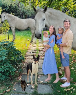 Olga Plojhar Bursíková Instagram - The family we created 🤍

Takhle se jako rodina nikdy na fotce nesejdeme, tak jsem si nás pro pobavení dala dohromady. 😂😅 
Náš nejnovější přírůstek, Duha. 🌈