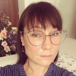 Olga Tumaykina Instagram - А вот и они..очки! Так непривычно! Первые очки для чтения...Для жизни хватает ещё зрения,чтобы видеть..как много ещё не в розовом цвете происходящего)).. Но есть и прекрасное. Для почитать(в очках теперь)..Джек Лондон,Конан Дойл,Гоголь,Довлатов,Теффи,Чехов,Железников,Дюма,Куприн,Ложечников,Пришвин,Каверин..Пушкин..и это только,-школьное чтение,на лето..увлеклись сейчас «20 тысяч лье под водой». Что читаете вы?! Что хотите услышать от меня?!) ..🎭