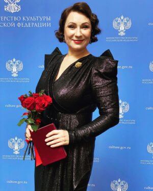 Olga Tumaykina Instagram - Только что..в Большом театре состоялась церемония вручения высоких наград..🎭 Народные артисты России-Ольга Тумайкина и Андрей Ильин @andreyilin2244 ! Спасибо нашему театру имени Е.Вахтангова! @vakhtangov_theatre Спасибо нашему руководству - Римасу Туминасу и директору театра Кириллу Кроку @kirillkrok Спасибо Министру культуры РФ Ольге Борисовне Любимовой! Спасибо дорогим коллегам и моим друзьям за этот путь,где случилась такая приятная «остановка» для награды! Спасибо моим режиссёрам-за веру,за любовь,за науки и опыты @andrey_maximov_official @tsitrinyak @gulnazbalpeisova и многим другим,кто «Инстаграм пространство» не населяет)) #народныеартисты #ольгатумайкина #андрейильин #большойтеатр #прекрасныйденькакой #настроениепраздничноеибоевое #спасибовсем