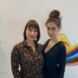 Olga Tumaykina Instagram - Полина Бондарь @bonpoli  Доченька моя! Здесь разные такие наши фотографии! Сейчас она играет спектакль!..а я про институт «актерского агенства»..который в нашем пространстве,-работает от раза в раз.. Ррраз!-и ты артист,который от элитарнокинородителей! И! На тебе не отдыхает природа!..пишут о тебе,смотрят на тебя,снимают тебя..и ты такой-Old Many..и ты такой:выбираю сценарии и снимаюсь,где хочется!..Хорошо это!!! Очень!!! Понимаю..Ценю,когда вижу.Моё наследство,-каково?!..И сейчас,снимаясь,-я преследую только одну цель-обеспечить благосостояние моей семьи,это как на север уехать,и мыть золото,чтобы семье было бы полегче,-совсем не хочется,чтобы Полине пришлось бы так же,как и мне..Но! Агенты Актеров,или как там они называют себя,-сначала ждут «золотой песок « с приисков ,а потом уже..-Я же говорила,она драгоценность..» Как бы было хорошо,-чтобы «золотые слитки «.-в нужные руки попали..
