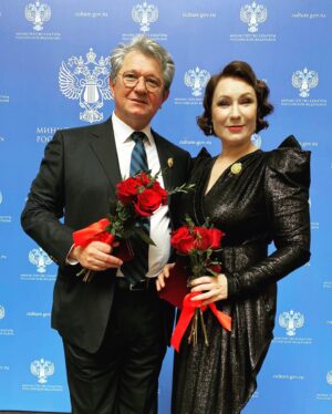 Olga Tumaykina Instagram - Только что..в Большом театре состоялась церемония вручения высоких наград..🎭 Народные артисты России-Ольга Тумайкина и Андрей Ильин @andreyilin2244 ! Спасибо нашему театру имени Е.Вахтангова! @vakhtangov_theatre Спасибо нашему руководству - Римасу Туминасу и директору театра Кириллу Кроку @kirillkrok Спасибо Министру культуры РФ Ольге Борисовне Любимовой! Спасибо дорогим коллегам и моим друзьям за этот путь,где случилась такая приятная «остановка» для награды! Спасибо моим режиссёрам-за веру,за любовь,за науки и опыты @andrey_maximov_official @tsitrinyak @gulnazbalpeisova и многим другим,кто «Инстаграм пространство» не населяет)) #народныеартисты #ольгатумайкина #андрейильин #большойтеатр #прекрасныйденькакой #настроениепраздничноеибоевое #спасибовсем